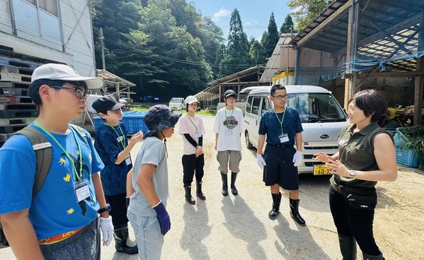 地域の大人から話を聞く参加者たち