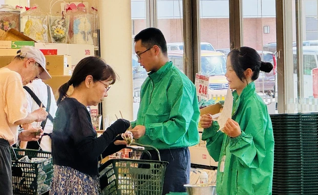 スーパーで実販売に挑戦する参加者