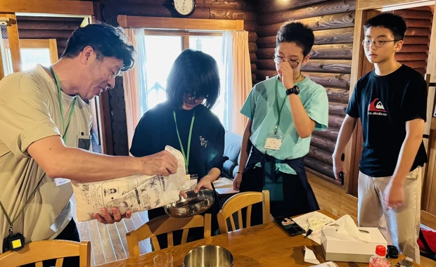 ログハウスでの共同生活の様子